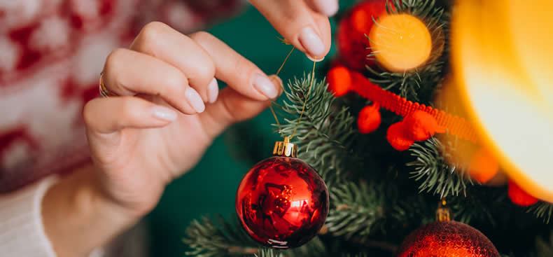 Decorar el árbol de Navidad.